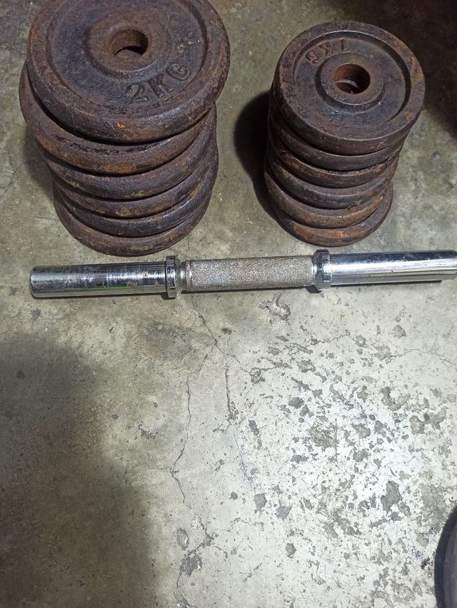 Pesas de gimnasio y barra