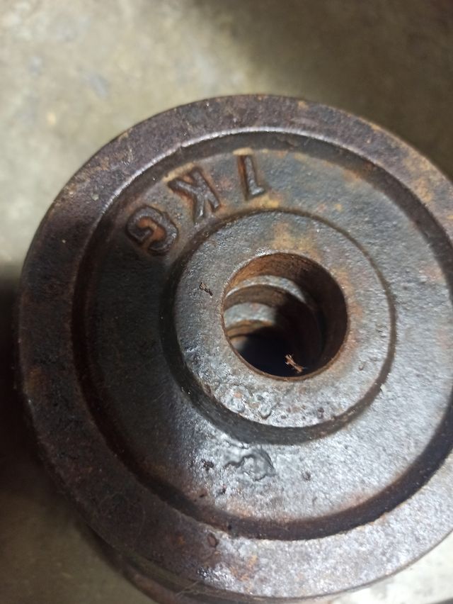 Pesas de gimnasio y barra