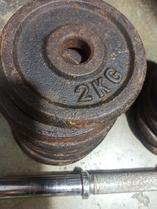 Pesas de gimnasio y barra