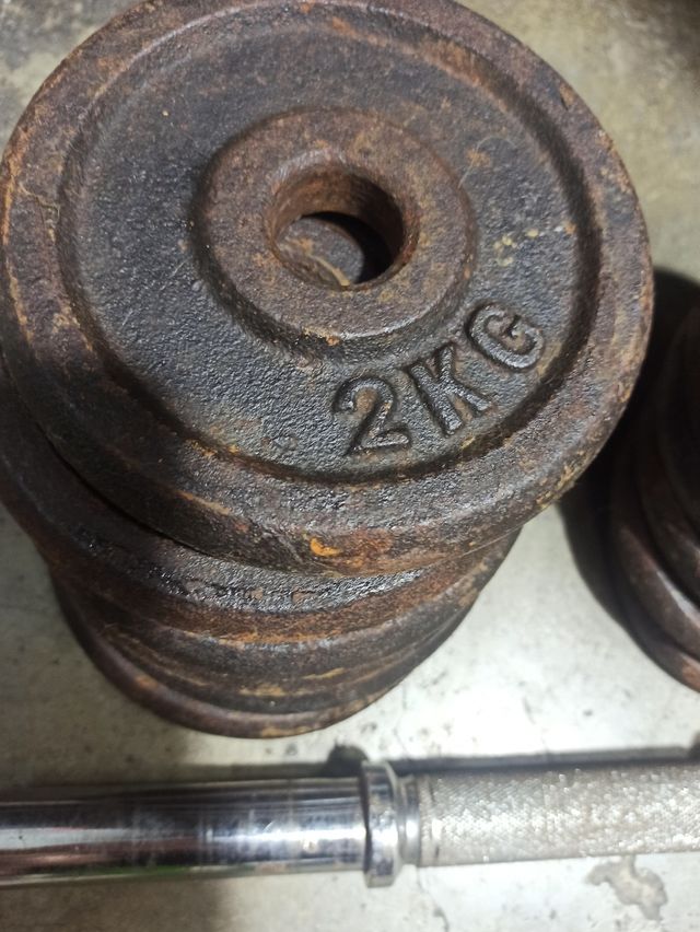 Pesas de gimnasio y barra