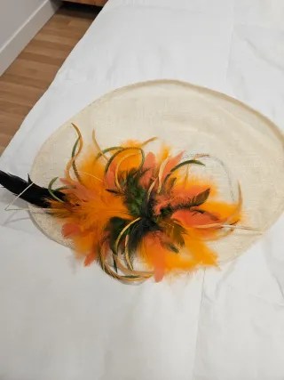 Pamela de boda con plumas