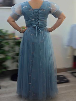 Vestido largo azul con lentejuelas