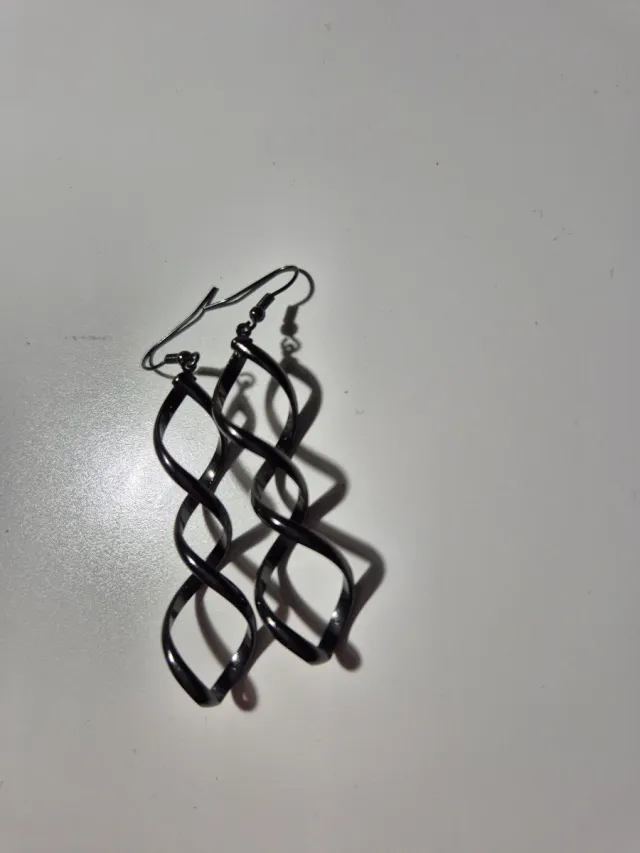 Pendientes largos negros espiral