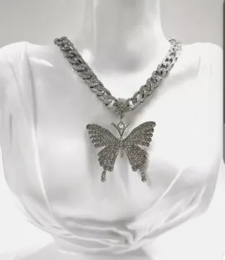 Collar gargantilla plateado con mariposa