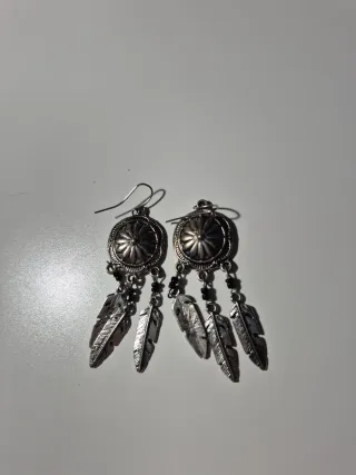 Pendientes plateados con plumas