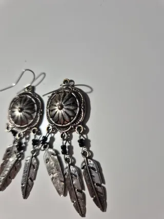 Pendientes plateados con plumas