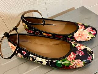 Ballerine Bata con cinturino floreali, di vernice