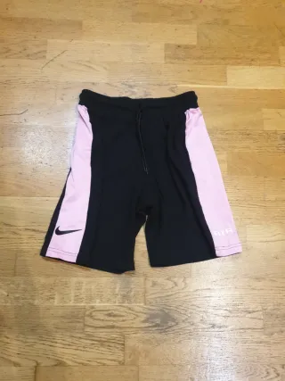 Pantalón corto Nike negro y rosa