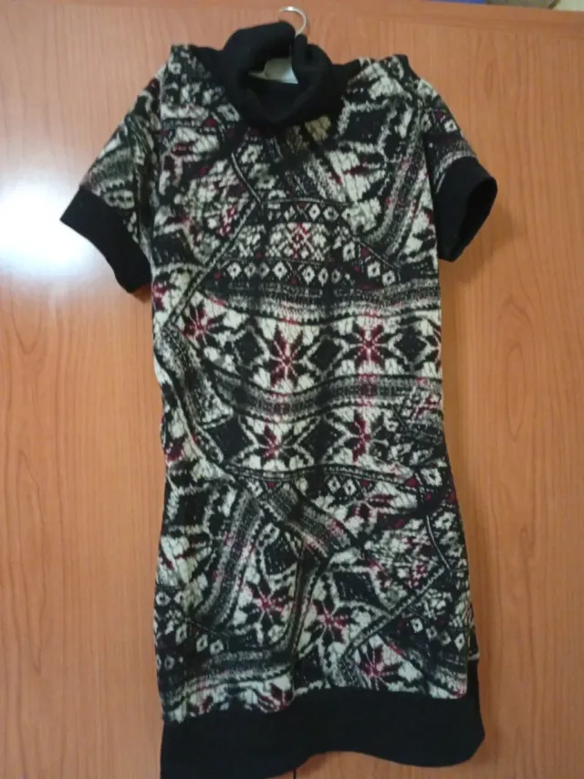 Jersey  largo,cuello alto estampado