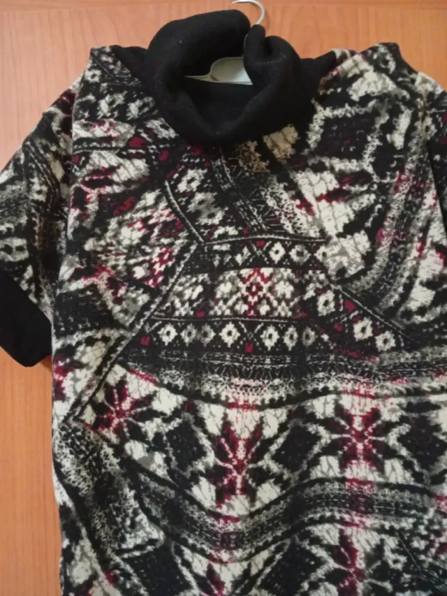 Jersey  largo,cuello alto estampado