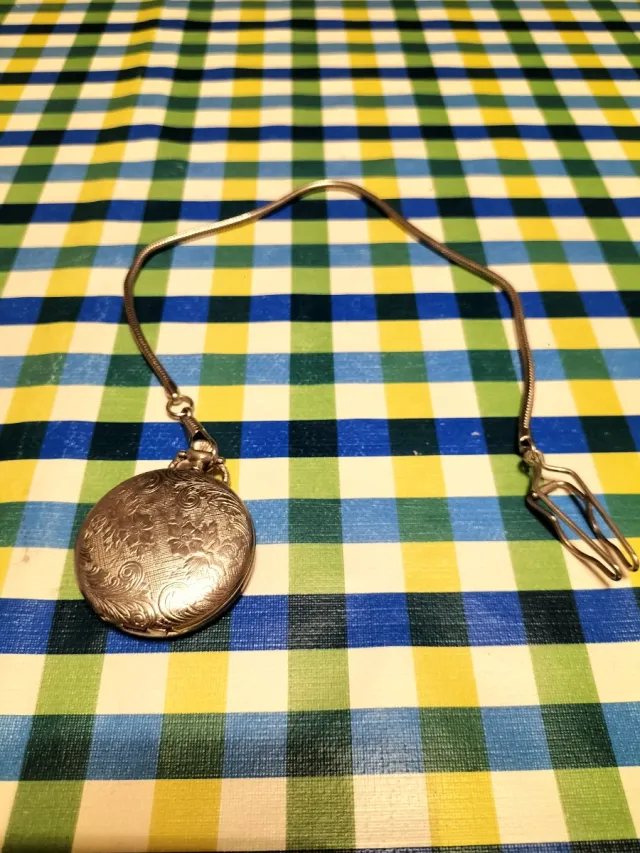 Reloj de bolsillo antiguo plateado