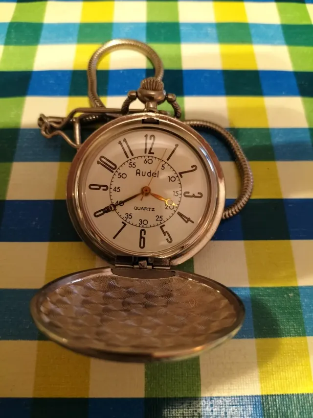 Reloj de bolsillo antiguo plateado