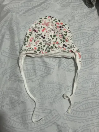 Gorro de bebé con estampado floral