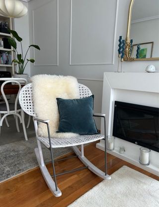 Sedia a dondolo Ikea in rattan bianco