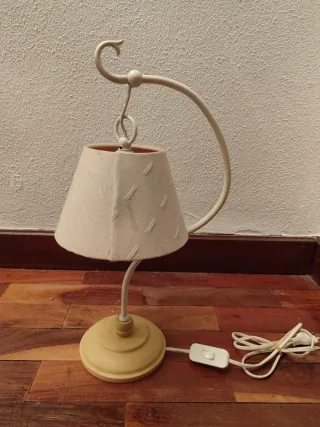 Lámpara de mesilla beige y blanca