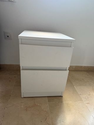 Mesita de noche blanca