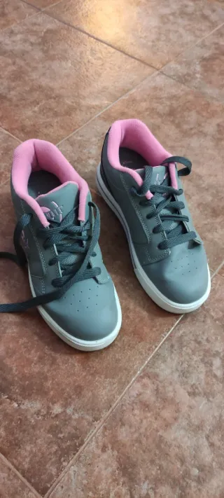 Zapatillas con ruedas grises y rosas