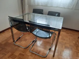 Mesa cristal y sillas modernas