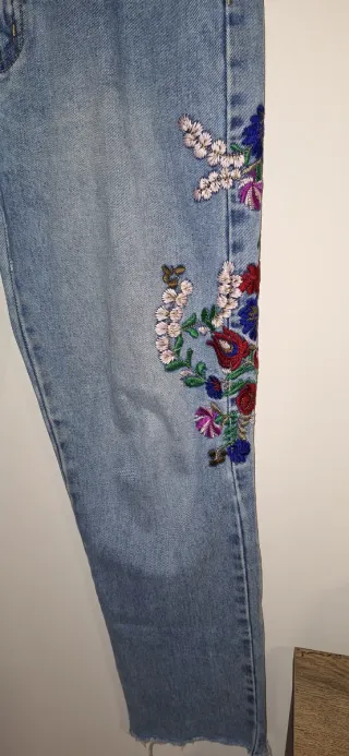 Pantalón vaquero con bordado floral