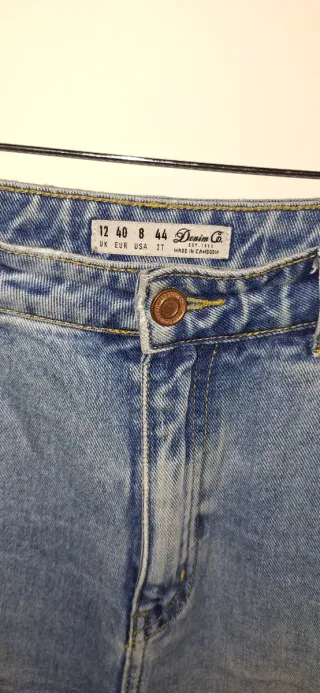 Pantalón vaquero con bordado floral