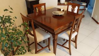 Elegante tavolo da pranzo in noce