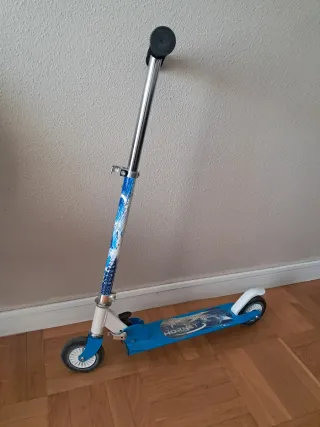 Patinete infantil azul y blanco