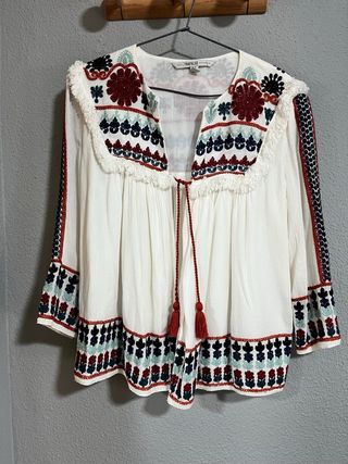 Chaqueta Zara Bordada Multicolor con flecos.