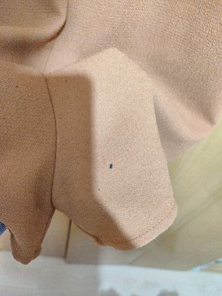 Vestido marrón/calabaza sin mangas.