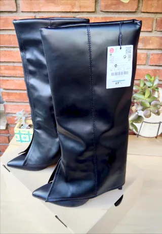 T-36, stivali con tacco Bershka, neri per donna.