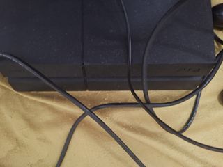 PS4 (PlayStation 4) con 2 giochi