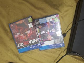 PS4 (PlayStation 4) con 2 giochi