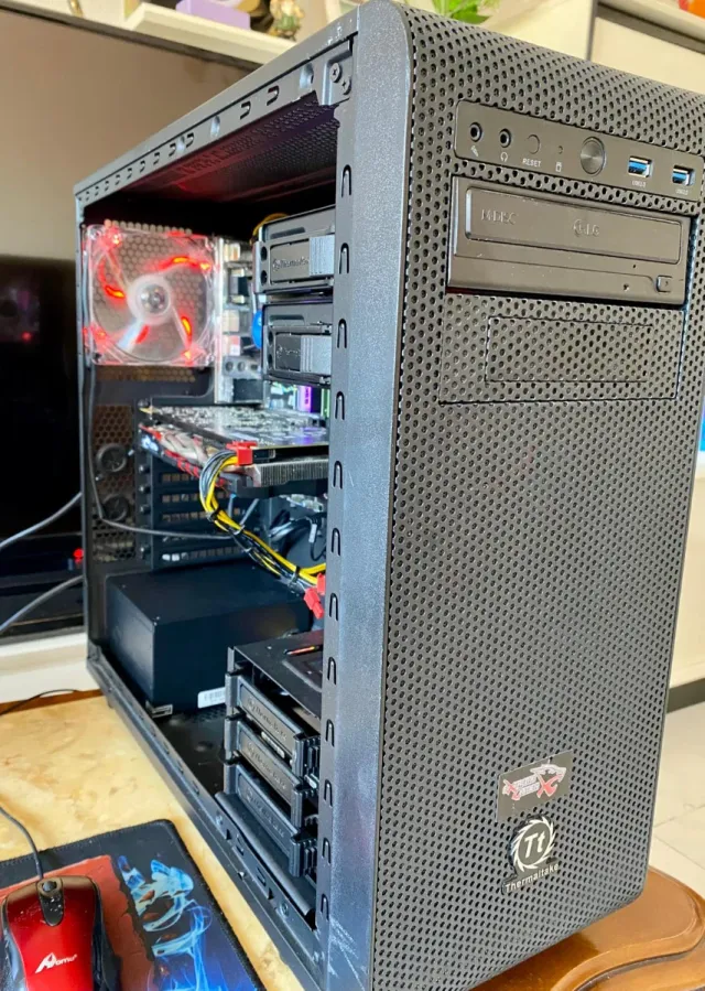 Torre PC Thermaltake Negra