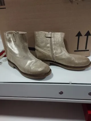 Botines dorados con cremallera