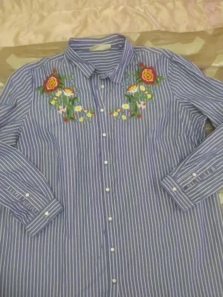 Camisa de rayas con bordado floral