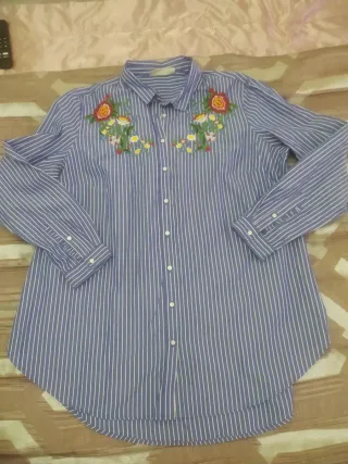 Camisa de rayas con bordado floral