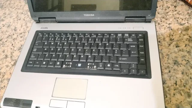 Toshiba L40 Portátil