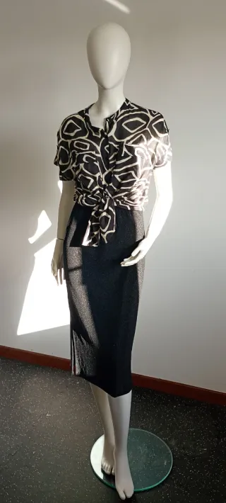 Falda negra con abertura lateral. Talla única elás