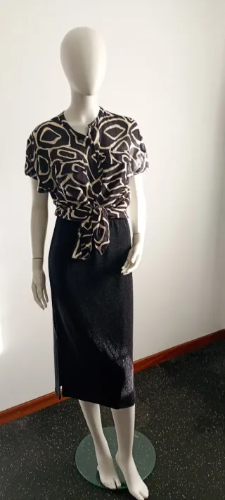 Falda negra con abertura lateral. Talla única elás