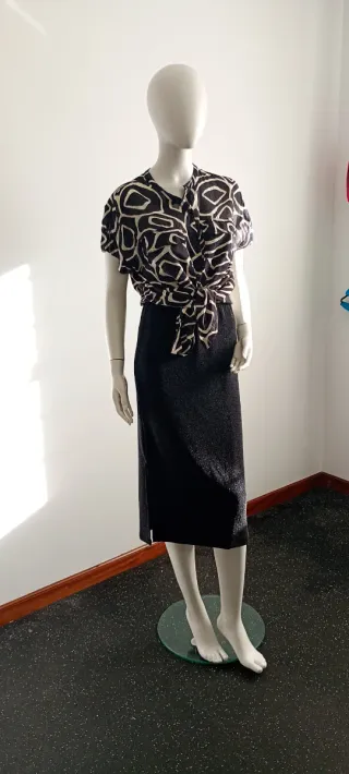 Falda negra con abertura lateral. Talla única elás