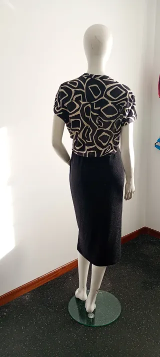 Falda negra con abertura lateral. Talla única elás