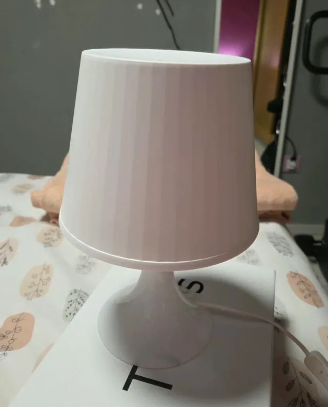 Lámpara de mesa blanca