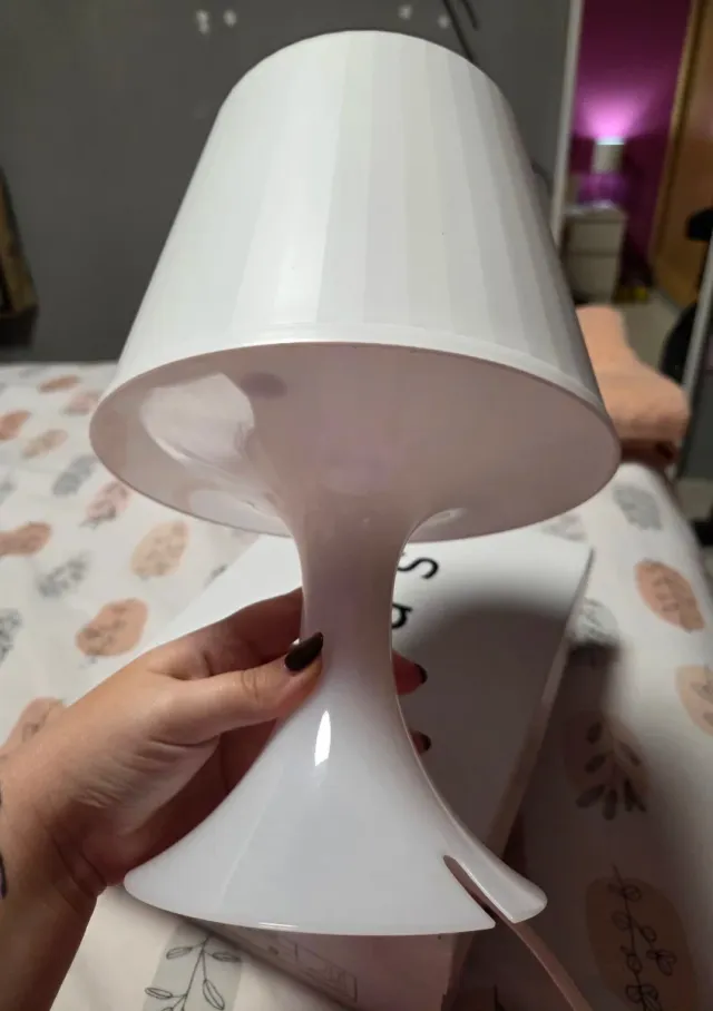 Lámpara de mesa blanca