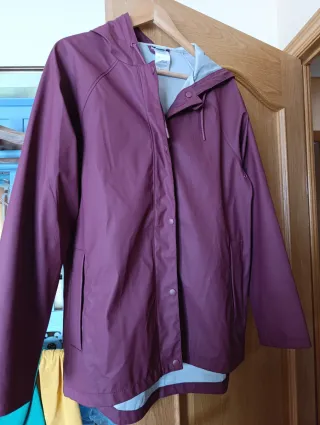 Cortavientos impermeable morado