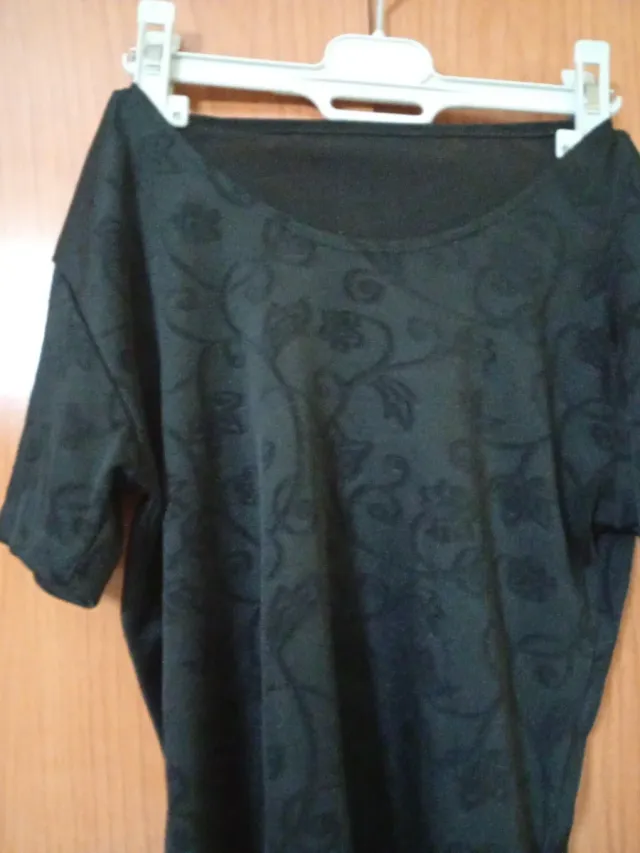 Camiseta negra manga corta estampada