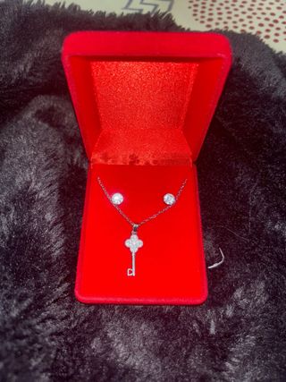 Conjunto de collar y pendientes de plata