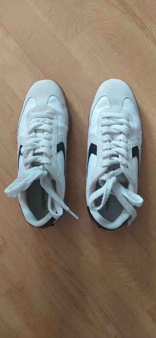 Zapatillas retro en blanco y negro