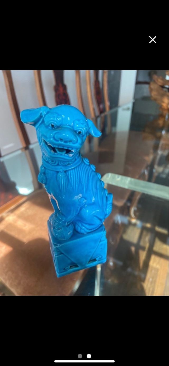 Figura de perro azul brillante