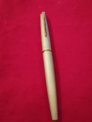Pluma estilográfica Poker dorada