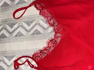 Camiseta roja con encaje