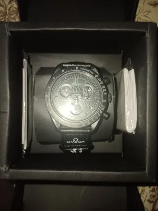 Orologio nero Omega x Swatch
